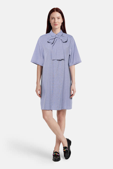 Blauw geruit kleedje met lange mouwen van VERO MODA®, voorzien van strik kraag en losse pasvorm, front view model met zwarte loafers
