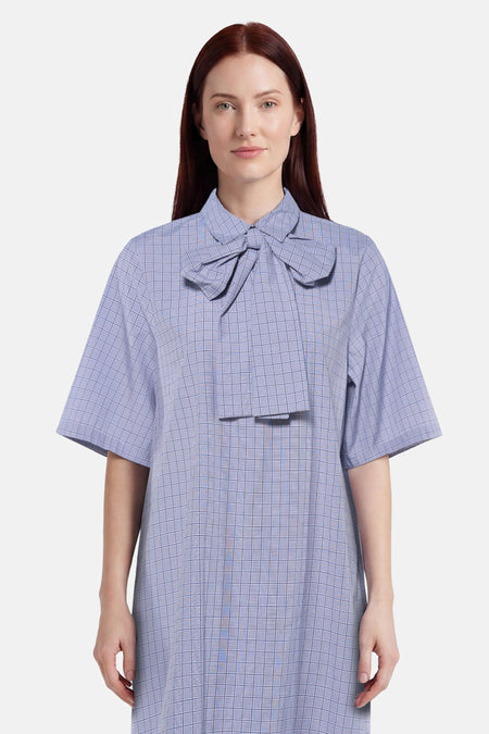 Blauw geruit kleedje met lange mouwen van VERO MODA®, voorzien van strik kraag en losse pasvorm, front view