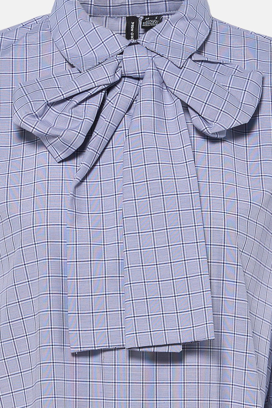 Blauw geruit kleedje met lange mouwen van VERO MODA®, voorzien van strikdetail aan de hals, close-up vooraanzicht