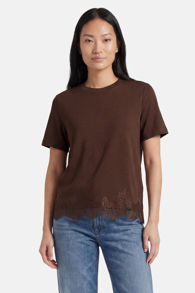 T-shirt marron à manches courtes de VERO MODA® avec bordure en dentelle à l'ourlet, porté avec un jean bleu, vue arrière.