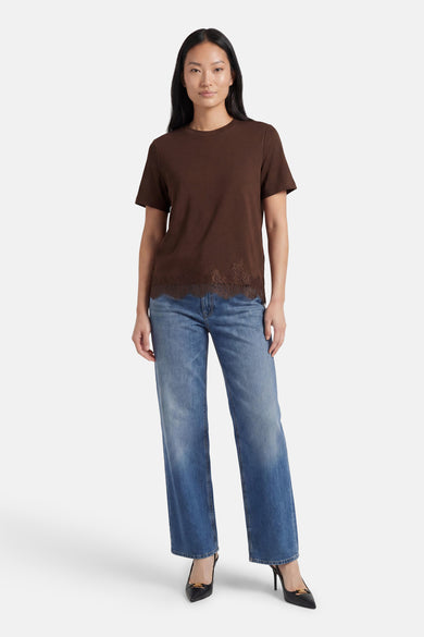 Bruin T-shirt van VERO MODA met korte mouwen en kanten zoom, gedragen met een blauwe jeans.