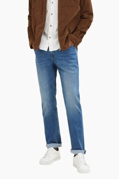 Middelblauwe slim-fit jeans van TOM TAILOR, met opgerolde pijpen, gedragen met bruine jas en witte sneakers, front view