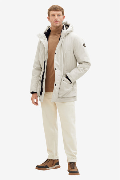 Beige parka met capuchon en donkere knopen van TOM TAILOR, gedragen met bruine trui en crèmekleurige broek, front view