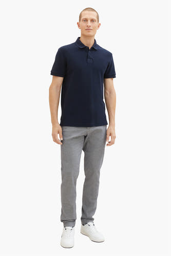 Chino gris de TOM TAILOR, associé à un polos bleu marine et des baskets blanches.