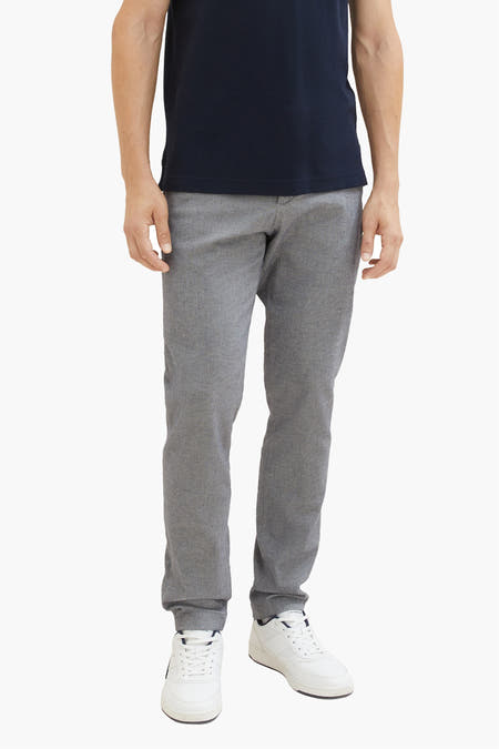 Chino gris de TOM TAILOR, porté avec un t-shirt bleu marine et des baskets blanches.
