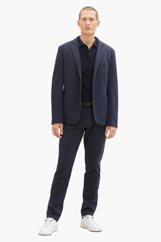 Jean bleu de TOM TAILOR, porté avec un poloshirt bleu marine, une veste et des baskets blanches.