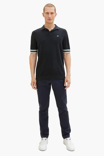 Jean bleu de TOM TAILOR, associé à un poloshirt bleu marine et des baskets blanches.