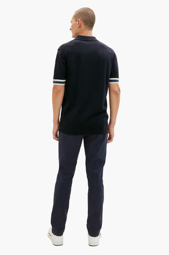 Jean bleu de TOM TAILOR, vu de derrière, avec des baskets blanches.