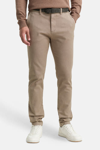Bruine chino van TOM TAILOR, met een riem, gecombineerd met een bruine trui en witte sneakers.
