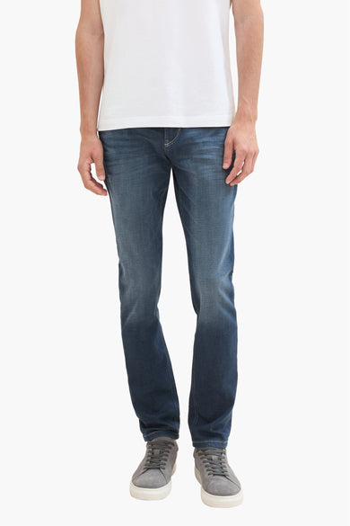 Donkerblauwe slim fit jeans van TOM TAILOR, met gewassen denimtextuur en subtiele slijtage, vooraanzicht op model in wit shirt en grijze sneakers