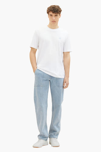 Wit T-shirt van TOM TAILOR, met korte mouwen en een klein logo op de borst, gecombineerd met een lichtblauwe jeans.
