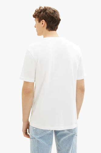 Wit T-shirt van TOM TAILOR, achterkant gezien, met lichtblauwe jeans.
