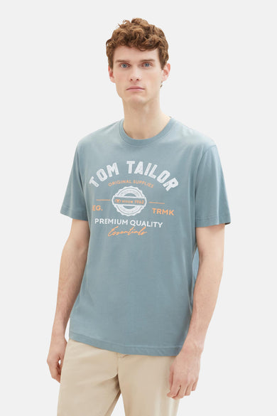 T-shirt bleu à manches courtes de Tom Tailor, avec une impression de logo vintage sur l'avant.