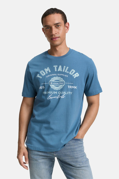 Blauw T-shirt met korte mouwen van TOM TAILOR, met een grafische print en gedragen met een jeans.
