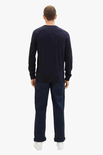Blauwe trui met ronde hals van TOM TAILOR, gezien van achteren, gecombineerd met marineblauwe broek en witte sneakers.
