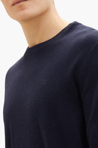 Blauwe trui met ronde hals van TOM TAILOR, met subtiel logo op de borst.

