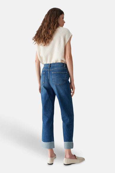 Jeans straight donkerblauwe denim van OPUS, met omgeslagen pijpen en gedragen met een mouwloze top en platte schoenen.
