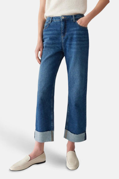Rechte jeans van donkerblauwe denim van OPUS, met omgeslagen pijpen en lichte, crèmekleurige loafers.
