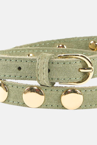 Groene riem van Access® met gouden studs en een gouden gesp, cropped.
