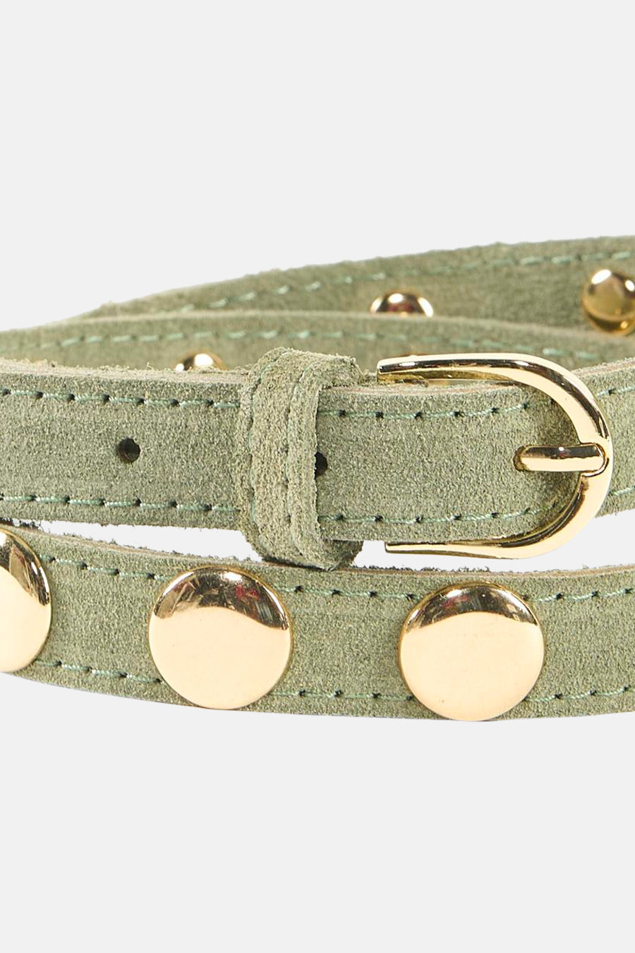 Groene riem van Access® met gouden studs en een gouden gesp, cropped.

