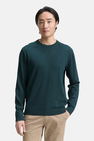 Groene trui met ronde hals van TOM TAILOR, gedragen met een beige broek.