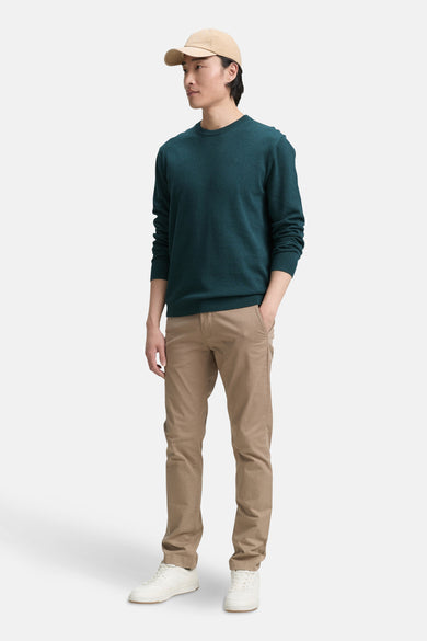 Groene trui met ronde hals van TOM TAILOR, met lange mouwen en gedragen met een kaki broek en witte sneakers.