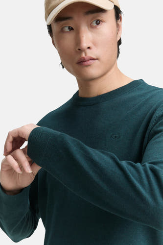 T-shirt vert avec col rond de TOM TAILOR, gros plan d'un modèle avec un chapeau beige.