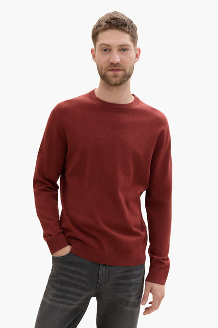 Rode trui met ronde hals van TOM TAILOR, gedragen met grijze jeans.