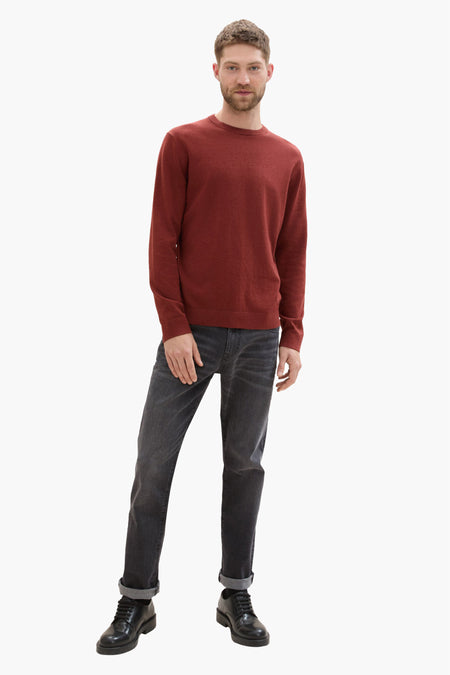 Rode trui met ronde hals van TOM TAILOR, gecombineerd met donkergrijze jeans en zwarte schoenen.
