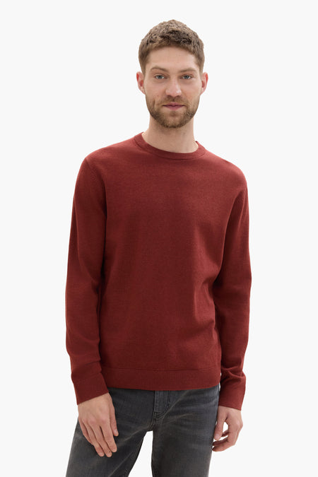Rode trui met ronde hals van Tom Tailor, gedragen met een grijze jeans.

