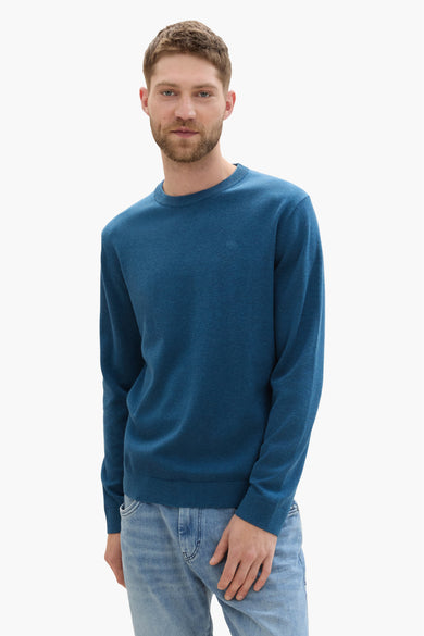 T-shirt bleu avec col rond de TOM TAILOR, porté avec un short en jeans léger.