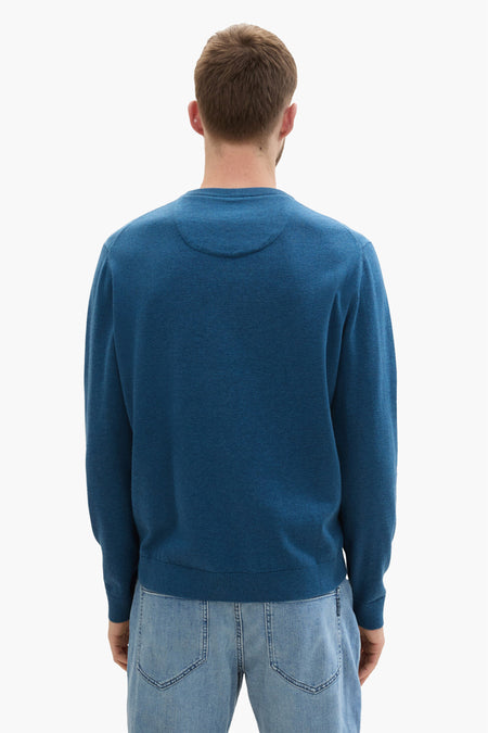 T-shirt bleu avec col rond de TOM TAILOR, vu de derrière, avec des jeans bleus clairs.