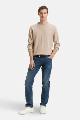 Beige ronde hals trui van TOM TAILOR, gedragen met blauwe jeans en witte sneakers.