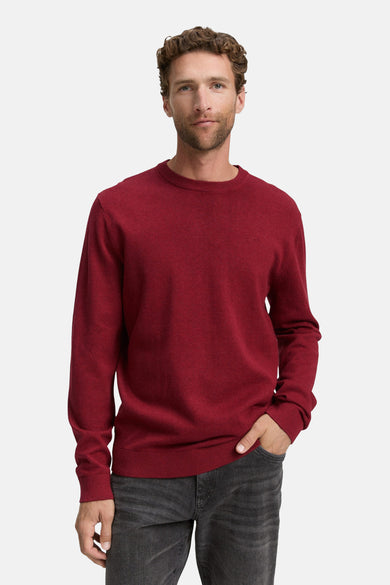 Pull rouge à col rond de TOM TAILOR, porté avec un jean gris.