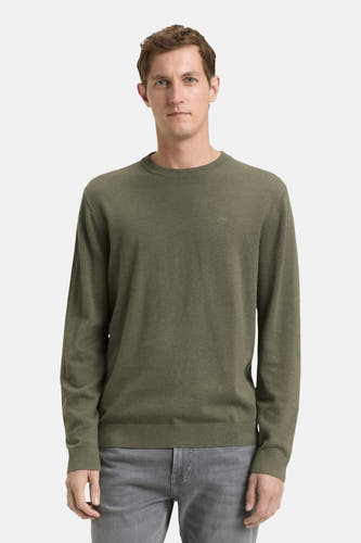 T-shirt vert de col rondale TOM TAILOR, vu vu d'arrière avec une subtile texture et pantalon gris.