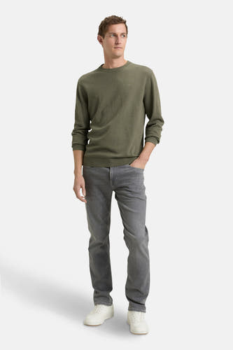 Groene trui met ronde hals van TOM TAILOR, met lange mouwen, gecombineerd met grijze jeans en witte sneakers.
