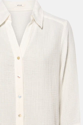 Chemise blanche à manches longues OPUS avec une texture subtile, finie avec des boutons en nacre.