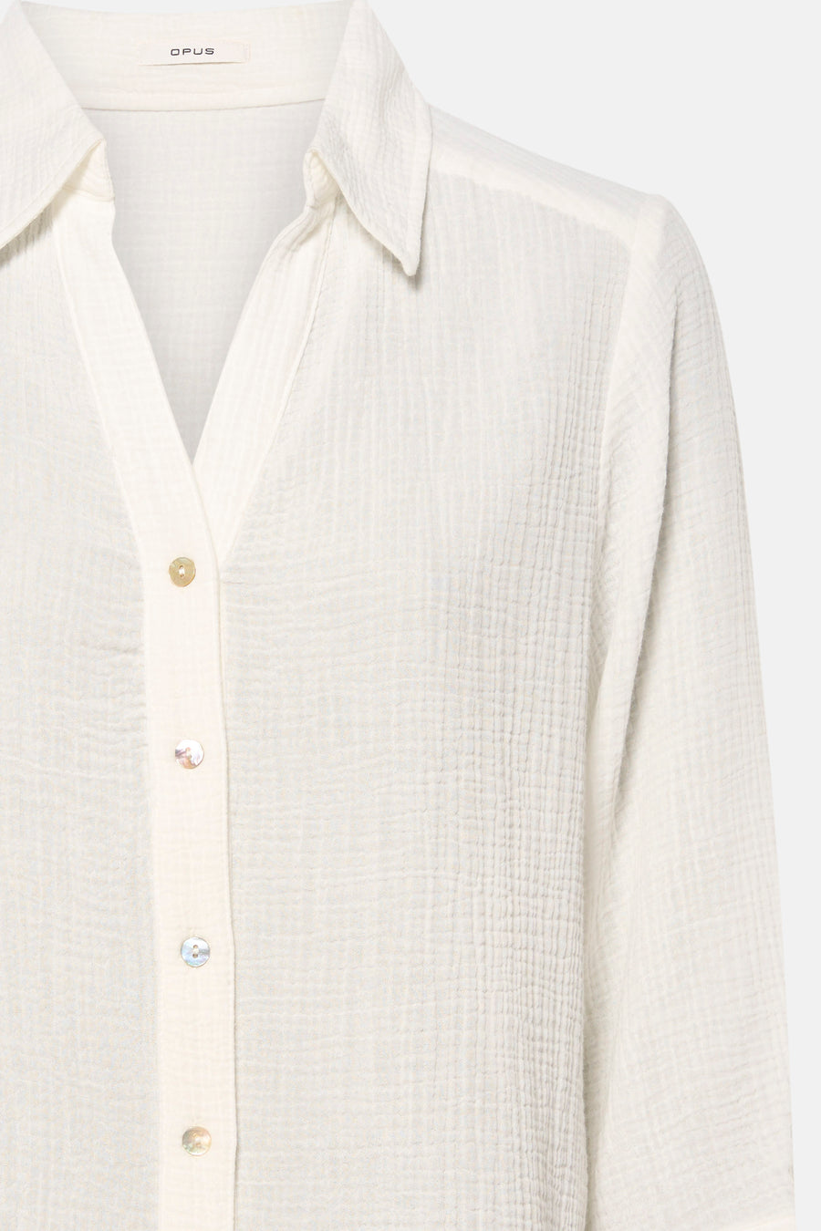 Chemise blanche à manches longues OPUS avec une texture subtile, finie avec des boutons en nacre.
