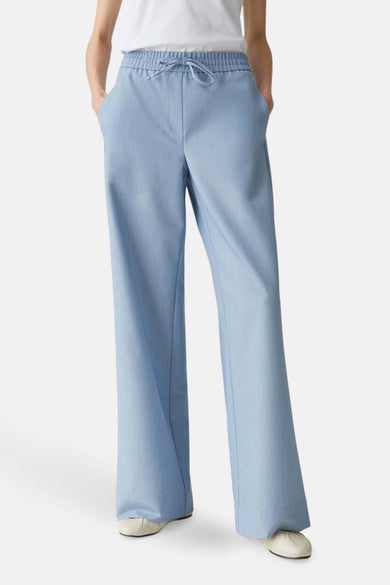 Blauwe broek van OPUS met een elastische tailleband en steekzakken.
