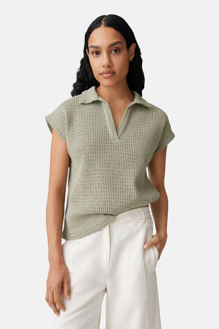 Polo crochet verte à manches courtes OPUS, dos sur mannequin avec pantalon blanc.