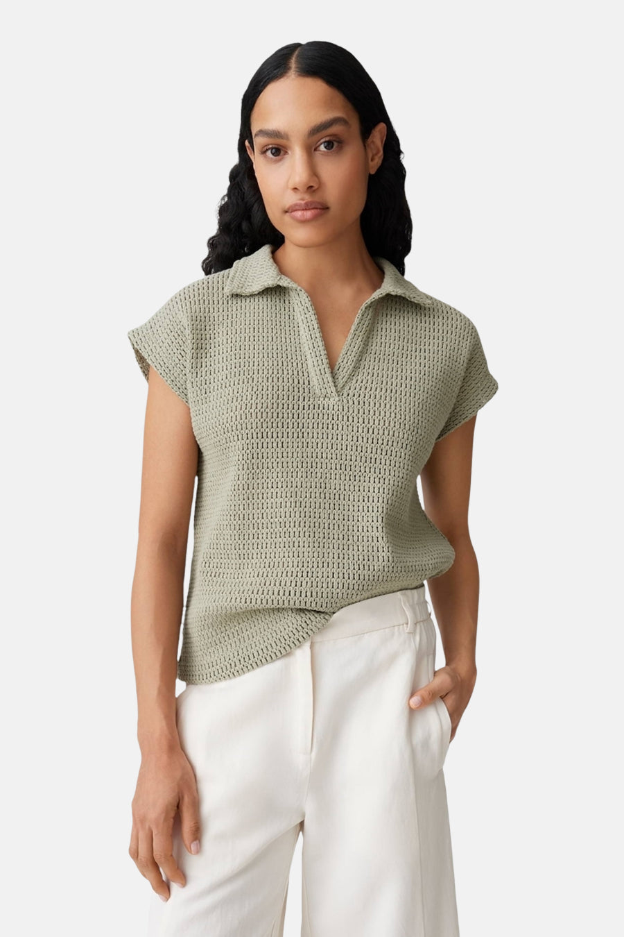 Polo crochet verte à manches courtes OPUS, dos sur mannequin avec pantalon blanc.