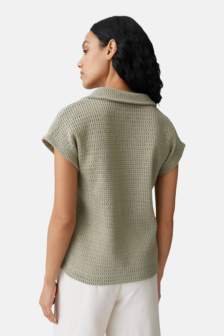 Groene gehaakte polo met korte mouwen van OPUS, achterkant op model met witte broek.