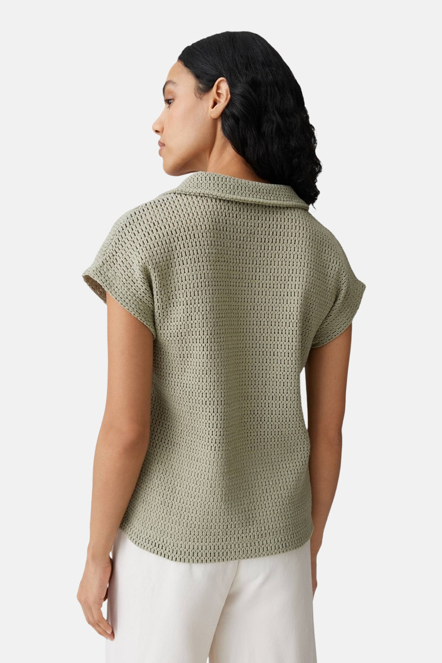 Groene gehaakte polo met korte mouwen van OPUS, achterkant op model met witte broek.