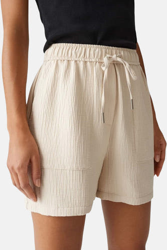 Beige court d'OPUS, avec une texture de côtes verticales, ceinture à la taille et poches.