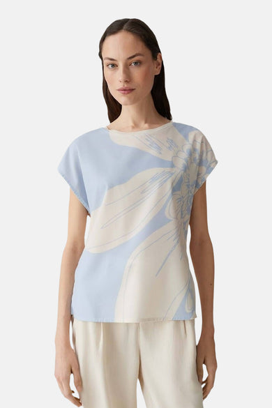 Lichtblauwe blouse zonder mouwen van OPUS, met een groot, crèmekleurig bloemmotief.
