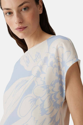 Lichtblauwe blouse zonder mouwen van OPUS met een bloemmotief in blauw en wit.