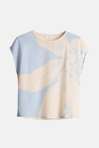 Lichtblauwe blouse met bloemmotief.
