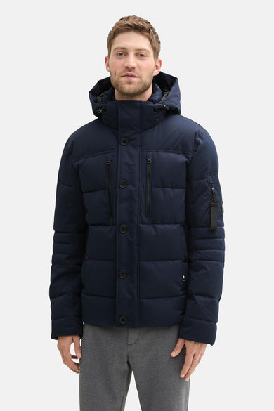 Korte blauwe jas van TOM TAILOR, met knoopsluiting, zakken met rits en capuchon.