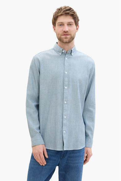 Blauw overhemd met lange mouwen van TOM TAILOR, met knoopsluiting en gedragen met een jeans.
