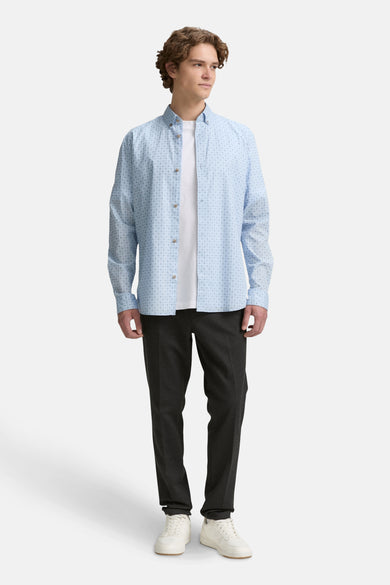 Chemise bleue à manches longues de TOM TAILOR, avec un motif subtil, portée sur un t-shirt blanc et des pantalons foncés.